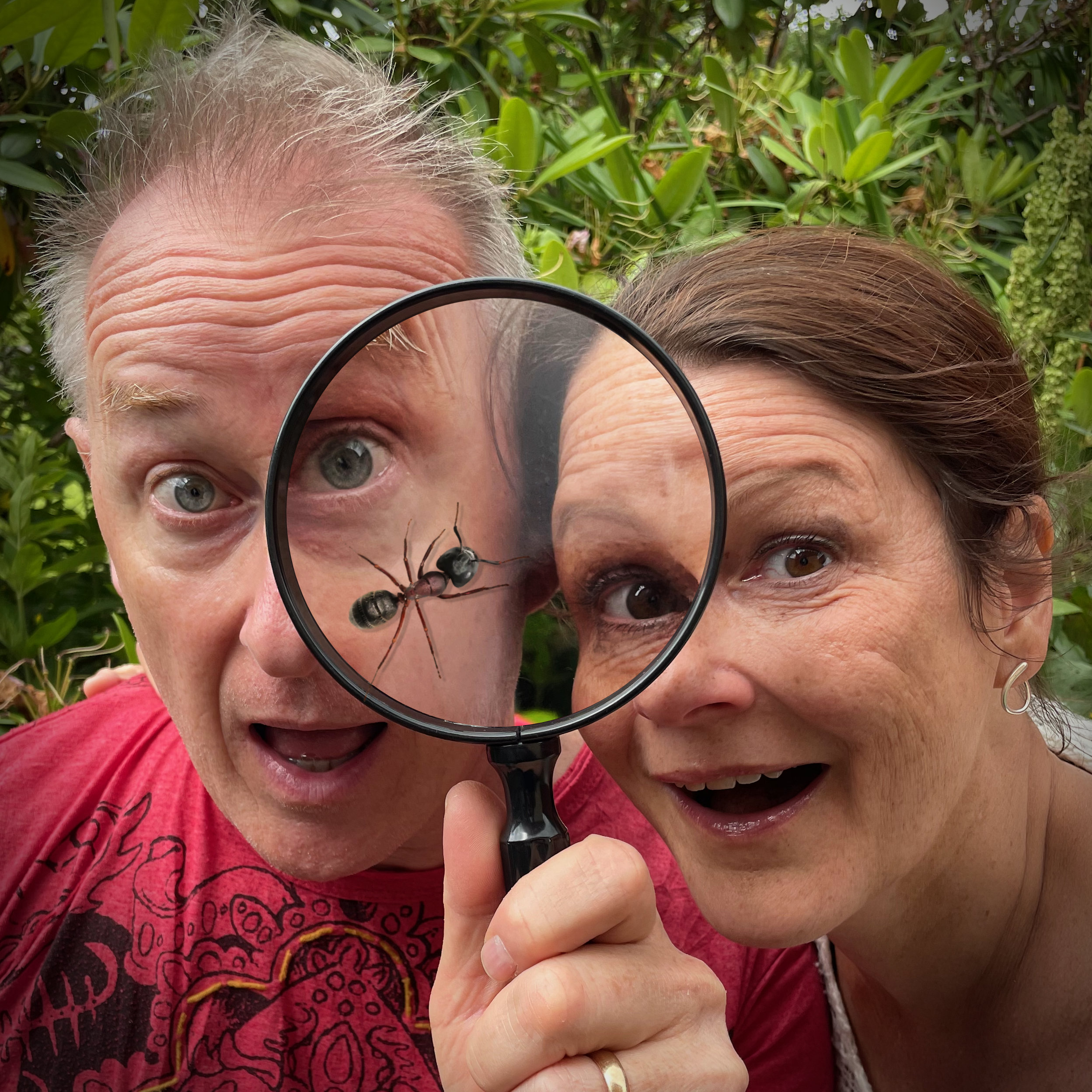 Alexandra & Gustav med ett stort förstoringsglas.