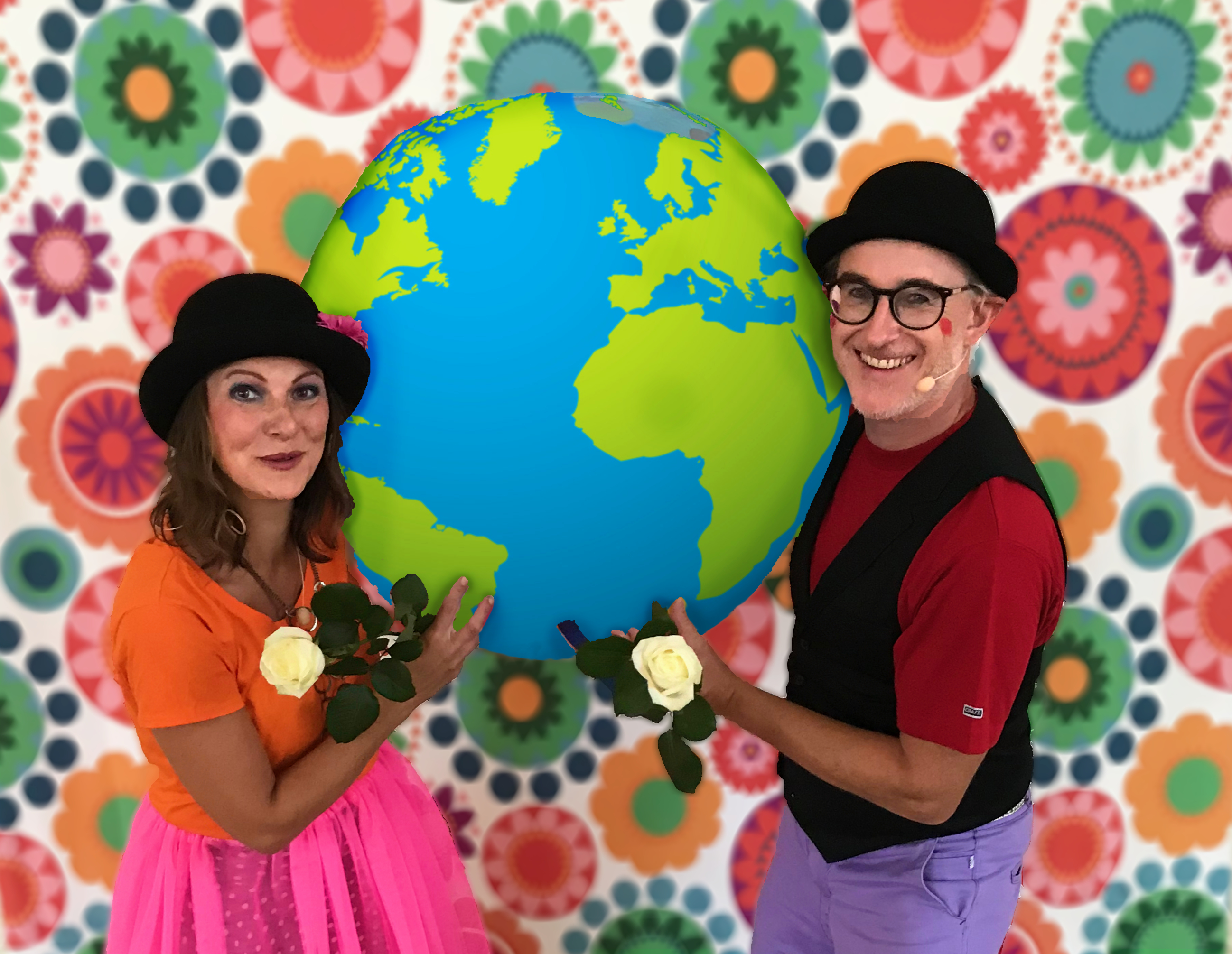 Bova & Bove står leende och  håller en jordglob mellan sig mot en blommig bakgrund.