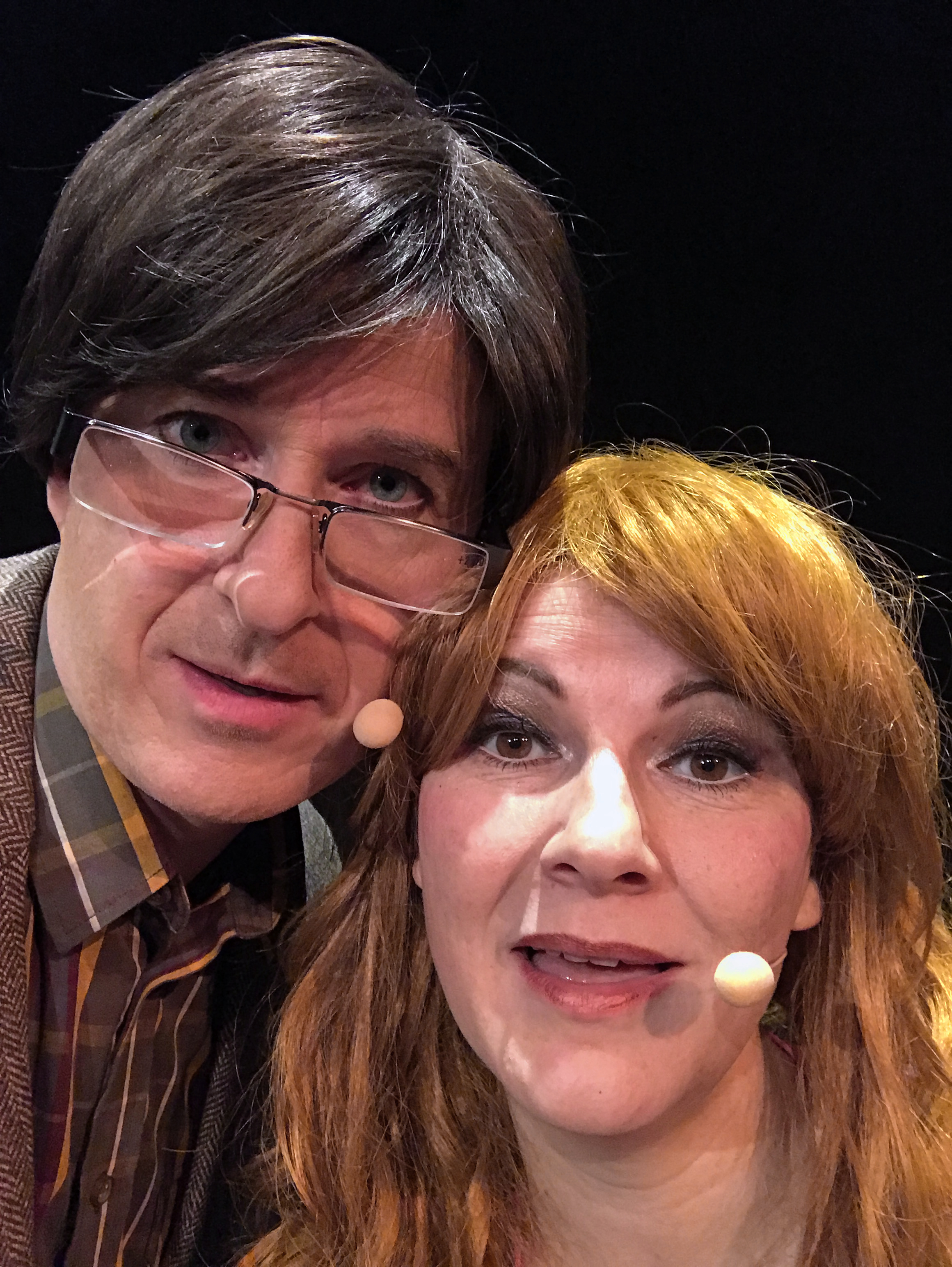 Närbild av Gustav Larson och Alexandra Larson som Mikael och Veronica i föreställningen #serdumejnu.