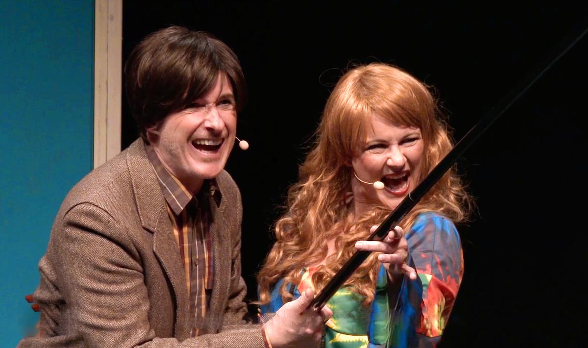 Alexandra och Gustav Larson som Mikael och Veronicam med selfie-spö i föreställningen #serdumejnu.